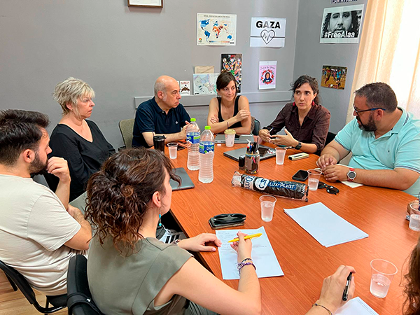 La delegació reunida a una taula del Lesbos Legal Center