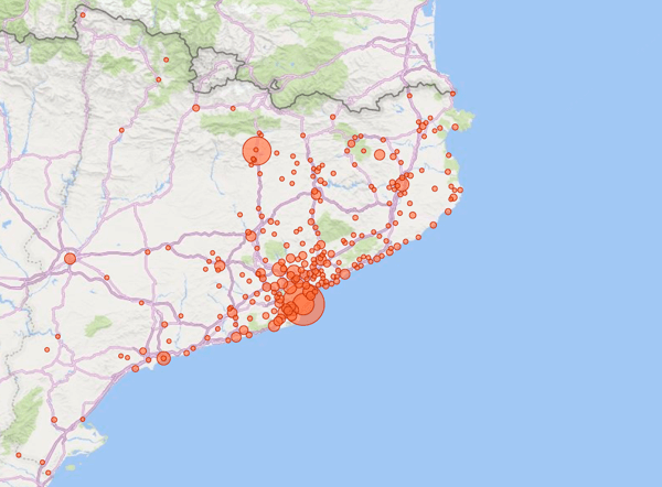 Mapa de Catalunya amb esferes taronges que marquen els pobles que col·laboren amb el Fons