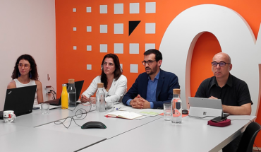 Jordi Cuadras, Maria Llauradó i David Minoves a la sala de reunios del Fons Català
