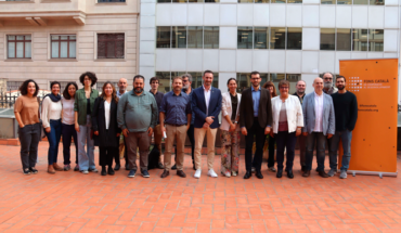 representants del fons català i els ens municipalistes al pati del Col·legi de periodistes de catalunya