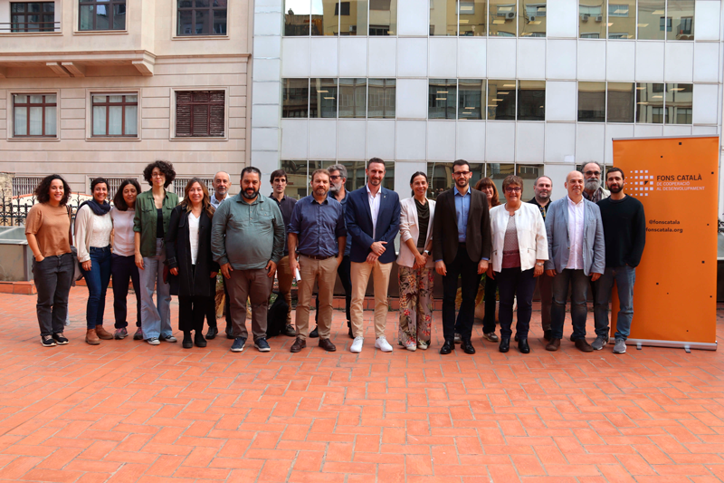 representants del fons català i els ens municipalistes al pati del Col·legi de periodistes de catalunya