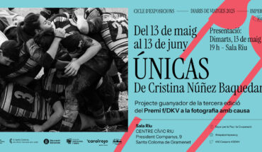 Informació sobre l'exposició i una fotografia amb diverses dones abraçant-se des de dalt